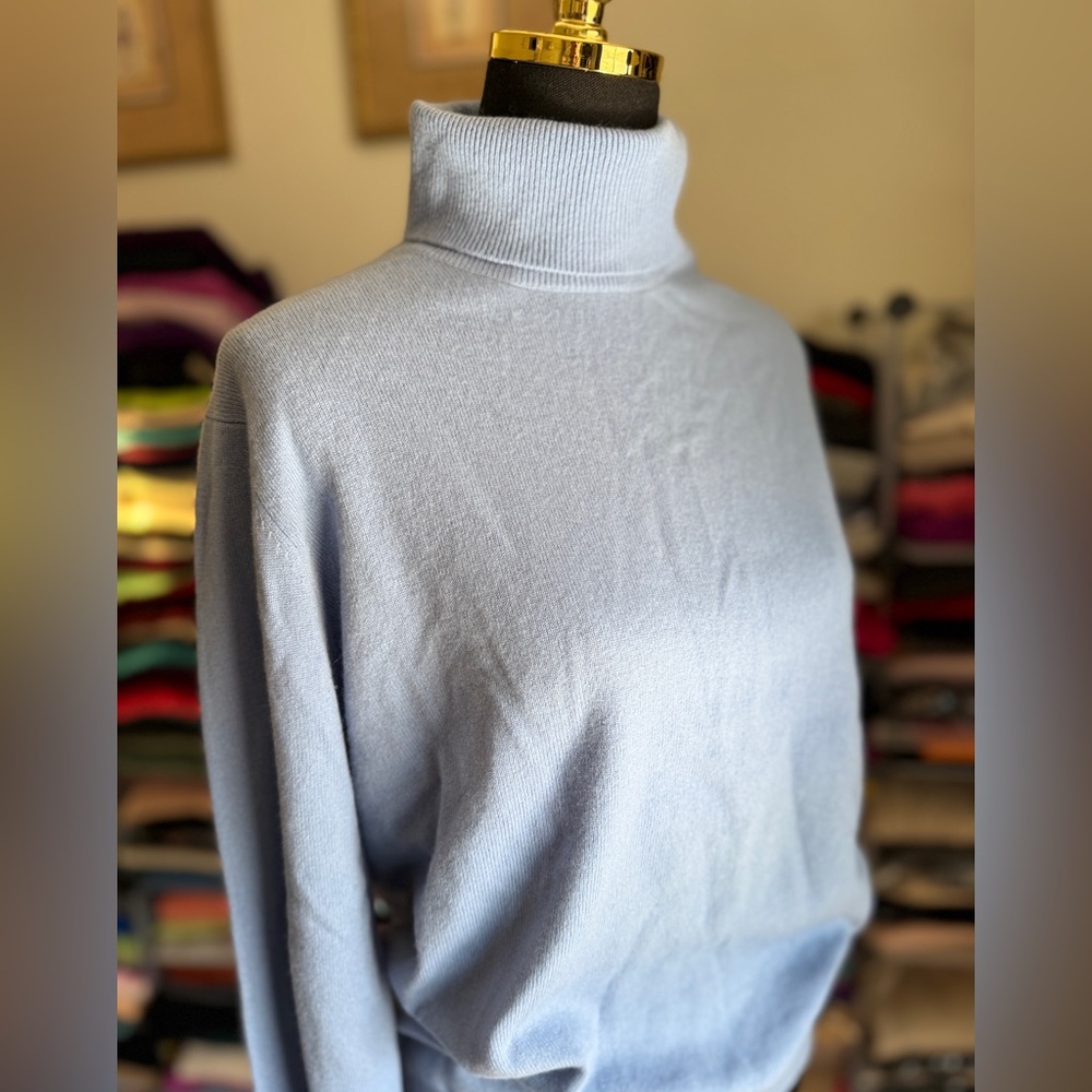 100% Cashmere  NWOT Women's Light Blue Turtleneck Sweater